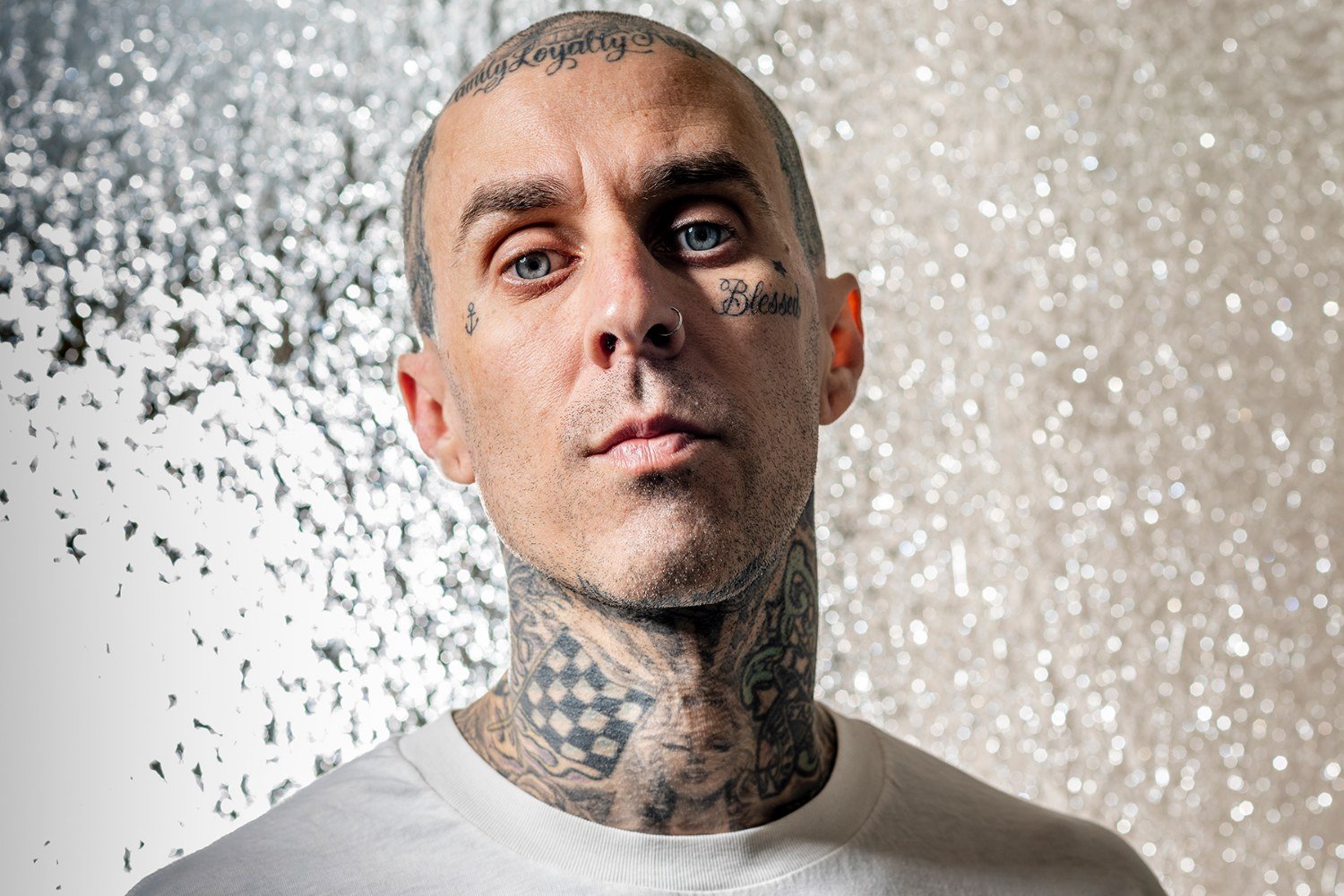Travis Barker: Το νέο ντοκιμαντέρ «Louder Than Fear» κοιτάζει κατάματα τις μνήμες του αεροπορικού δυστυχήματος που τον σημάδεψε