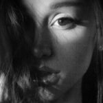 Η Ariana Grande αποκαλύπτει νέα κομμάτια του παζλ του «Petal» και δείχνει ότι θα είναι το πιο προσωπικό άλμπουμ της