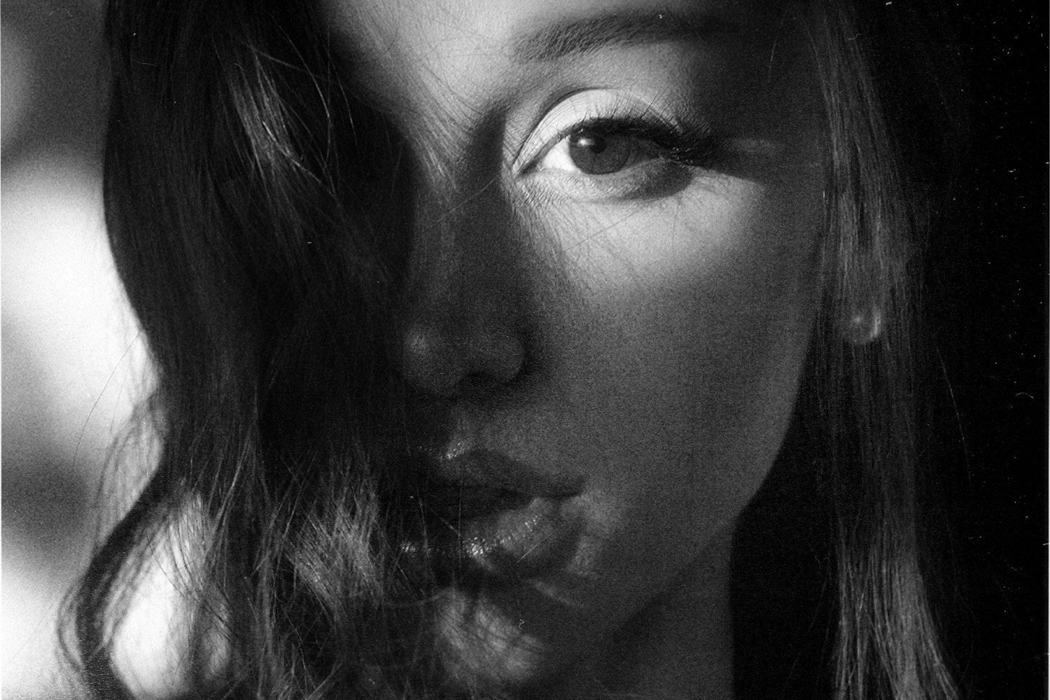 Η Ariana Grande αποκαλύπτει νέα κομμάτια του παζλ του «Petal» και δείχνει ότι θα είναι το πιο προσωπικό άλμπουμ της