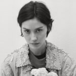Gracie Abrams: Το νέο single «Hit The Wall» είναι ένα ονειρικό ταξίδι στις ρωγμές της ψυχής