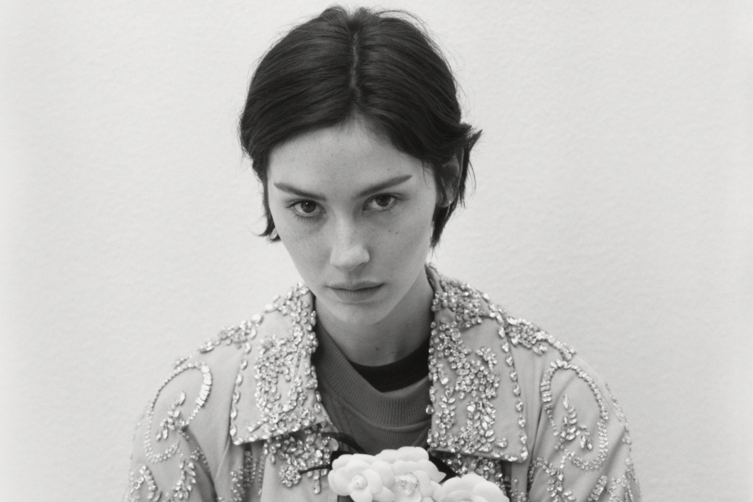 Gracie Abrams: Το νέο single «Hit The Wall» είναι ένα ονειρικό ταξίδι στις ρωγμές της ψυχής