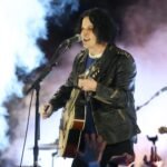 Ο Jack White απέναντι στο χρυσό άγαλμα του Donald Trump – Το παράλογο της σύγχρονης αμερικανικής πραγματικότητας