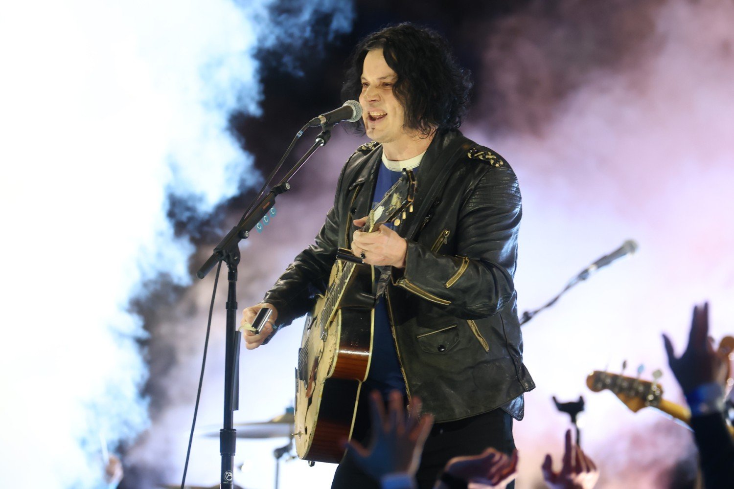 Ο Jack White απέναντι στο χρυσό άγαλμα του Donald Trump – Το παράλογο της σύγχρονης αμερικανικής πραγματικότητας