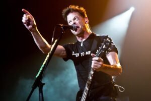 Jason Newsted: Η βραδιά που το κοινό πετούσε βελάκια στους Metallica στη σκηνή