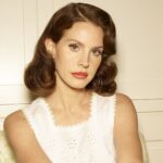 Lana Del Rey: Εισβάλλει στο σύμπαν του James Bond με το απόλυτα κινηματογραφικό «First Light»