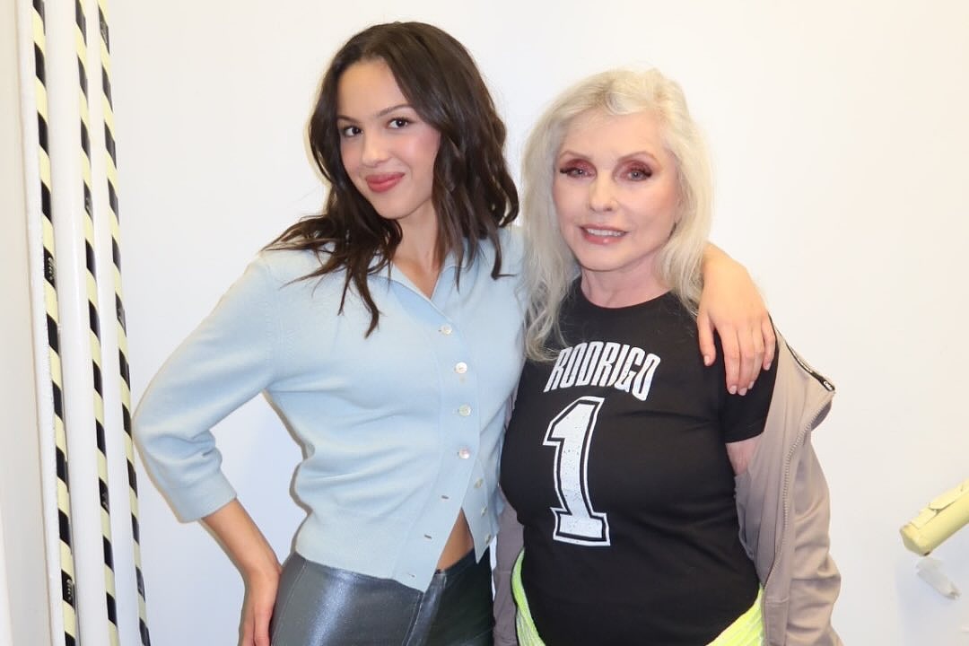 Debbie Harry: Η εμφάνιση – έκπληξη στο πλευρό της Olivia Rodrigo στο «Saturday Night Live»