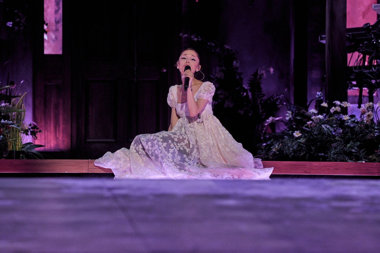 Η Ariana Grande βάζει φρένο στην περιοδεία «Eternal Sunshine Tour» για λόγους ασφαλείας