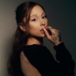 Ariana Grande: Το αιματηρό video του «Petal» δίνει μία αμείλικτη απάντηση προς τους επικριτές της