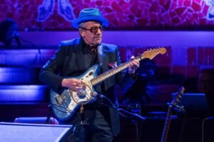 Ο Elvis Costello δεν μπορεί να ακούει Pink Floyd: «Η μουσική τους είναι ανιαρή»