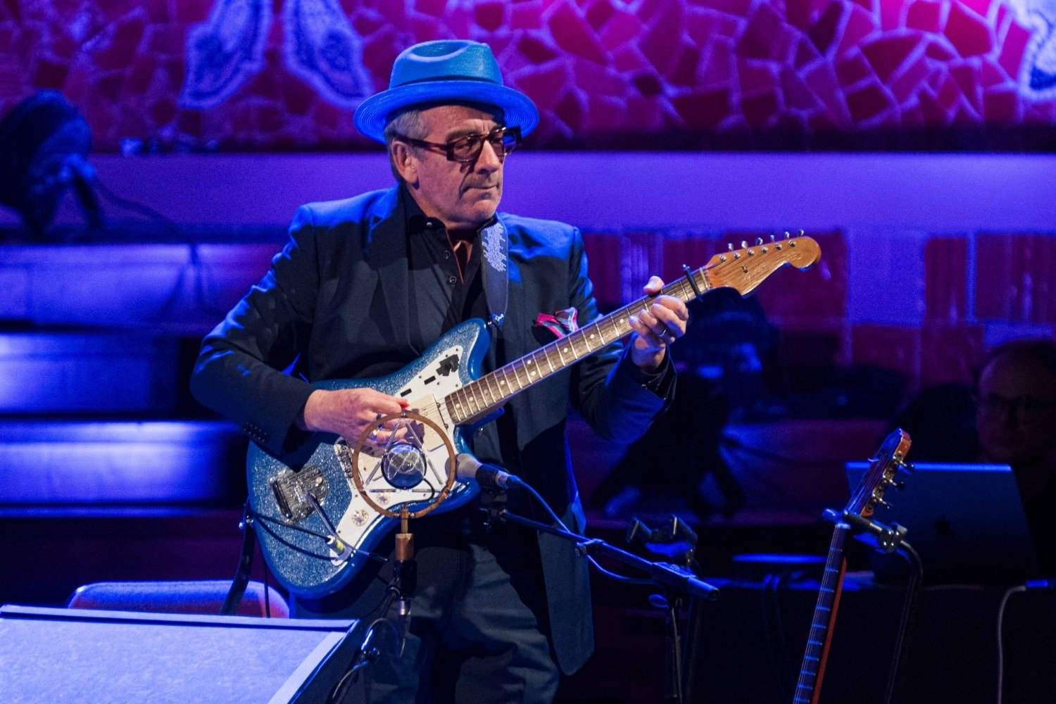Elvis Costello: Γιατί αρνείται να κινηθεί νομικά κατά της Olivia Rodrigo για το «Brutal»