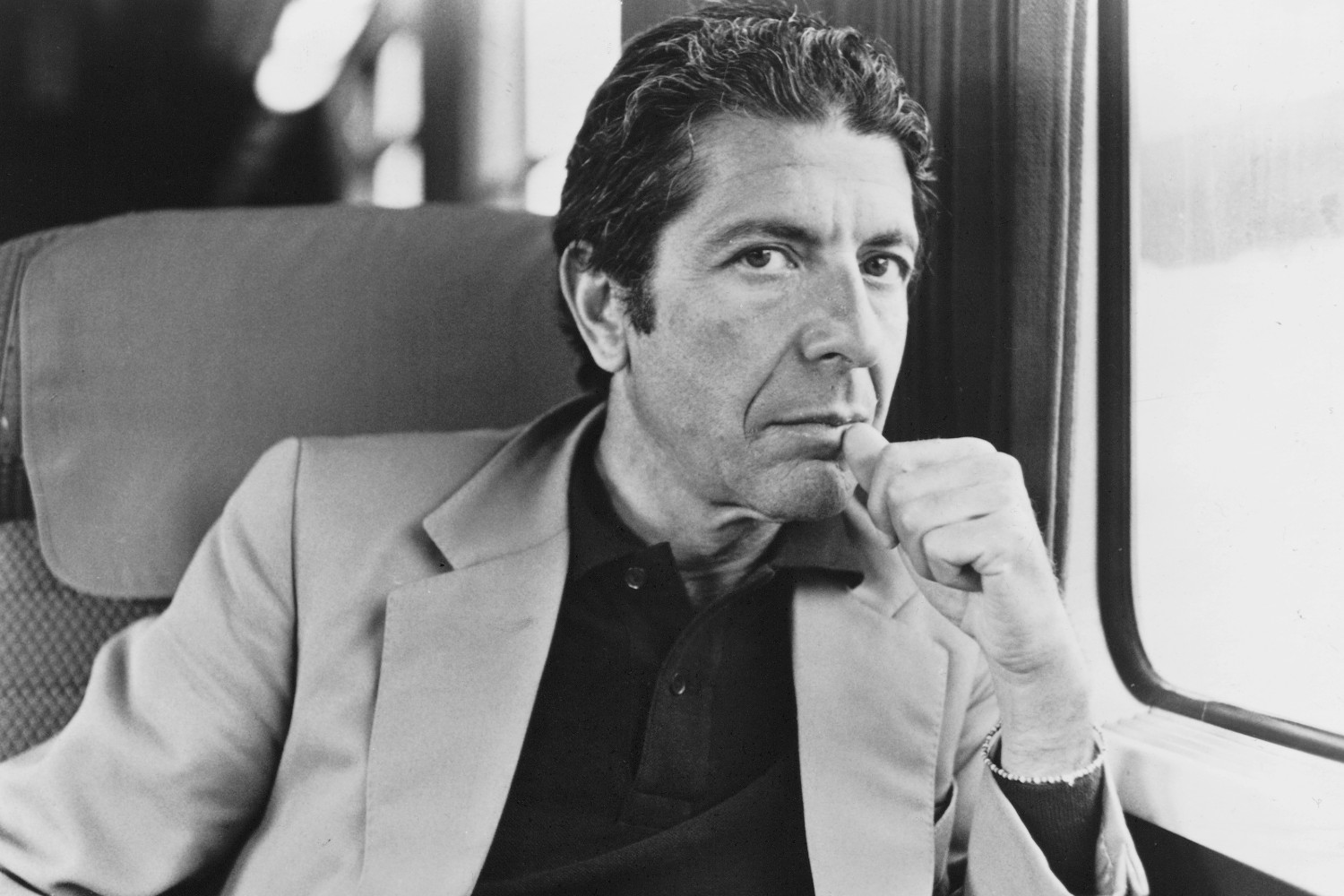 Leonard Cohen: Σε δημοπρασία τούφα από τα μαλλιά του και το «μαγικό» ελληνικό καπέλο του