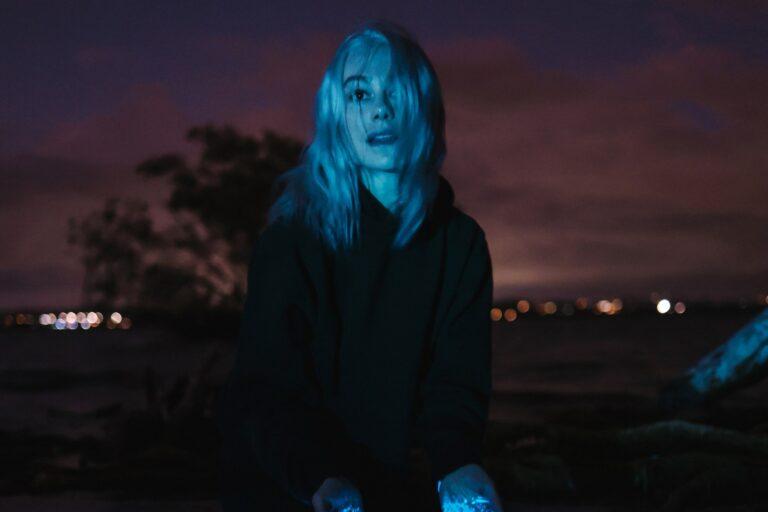 Phoebe Bridgers: Το «On Video» φέρνει σκοτεινό rock συναίσθημα στην ταινία «Primetime»