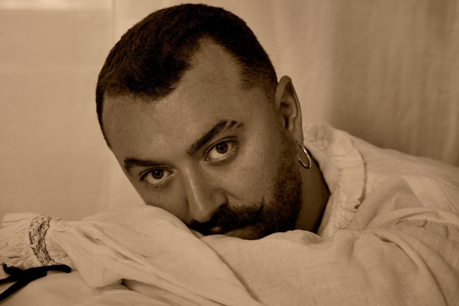 Sam Smith: Βρίσκει ξανά τη ζεστασιά της αγάπης στο νέο άλμπουμ «Hazel Eyes» – Η τρυφερή εξομολόγηση του single «My Guy»