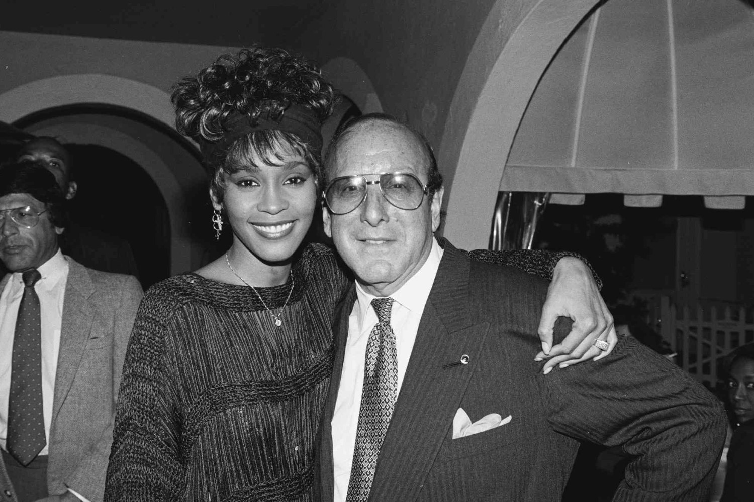 Clive Davis: Γιατί ήταν «ο άνθρωπος με τα χρυσά αυτιά» – Το αλάνθαστο ένστικτο που άλλαξε την ιστορία της μουσικής