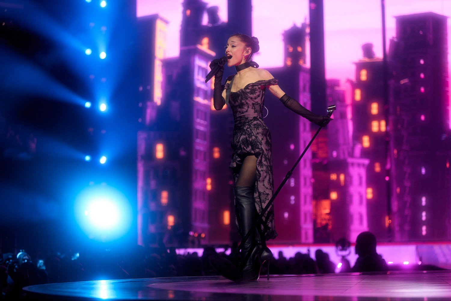 Ariana Grande: Τραυματίστηκε λίγο πριν την ολοκλήρωση της περιοδείας της