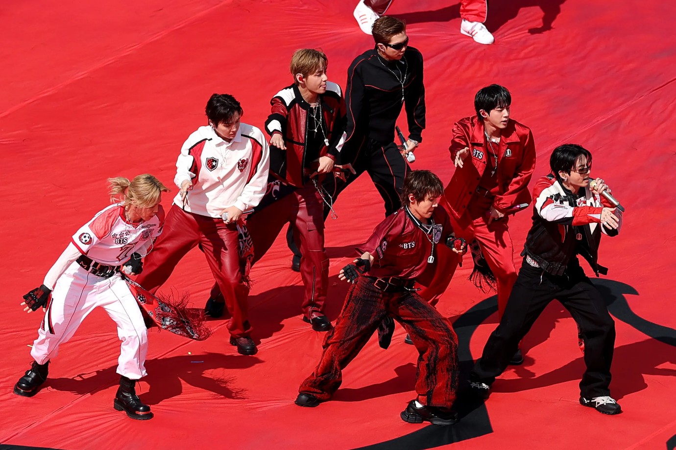 BTS: Φωτίζουν εμβληματικά σημεία της Νέας Υόρκης στα κόκκινα για το «ARIRANG World Tour»
