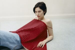Η Gracie Abrams ξανανοίγει την «κόλαση» του «Daughter From Hell» με πέντε νέα τραγούδια