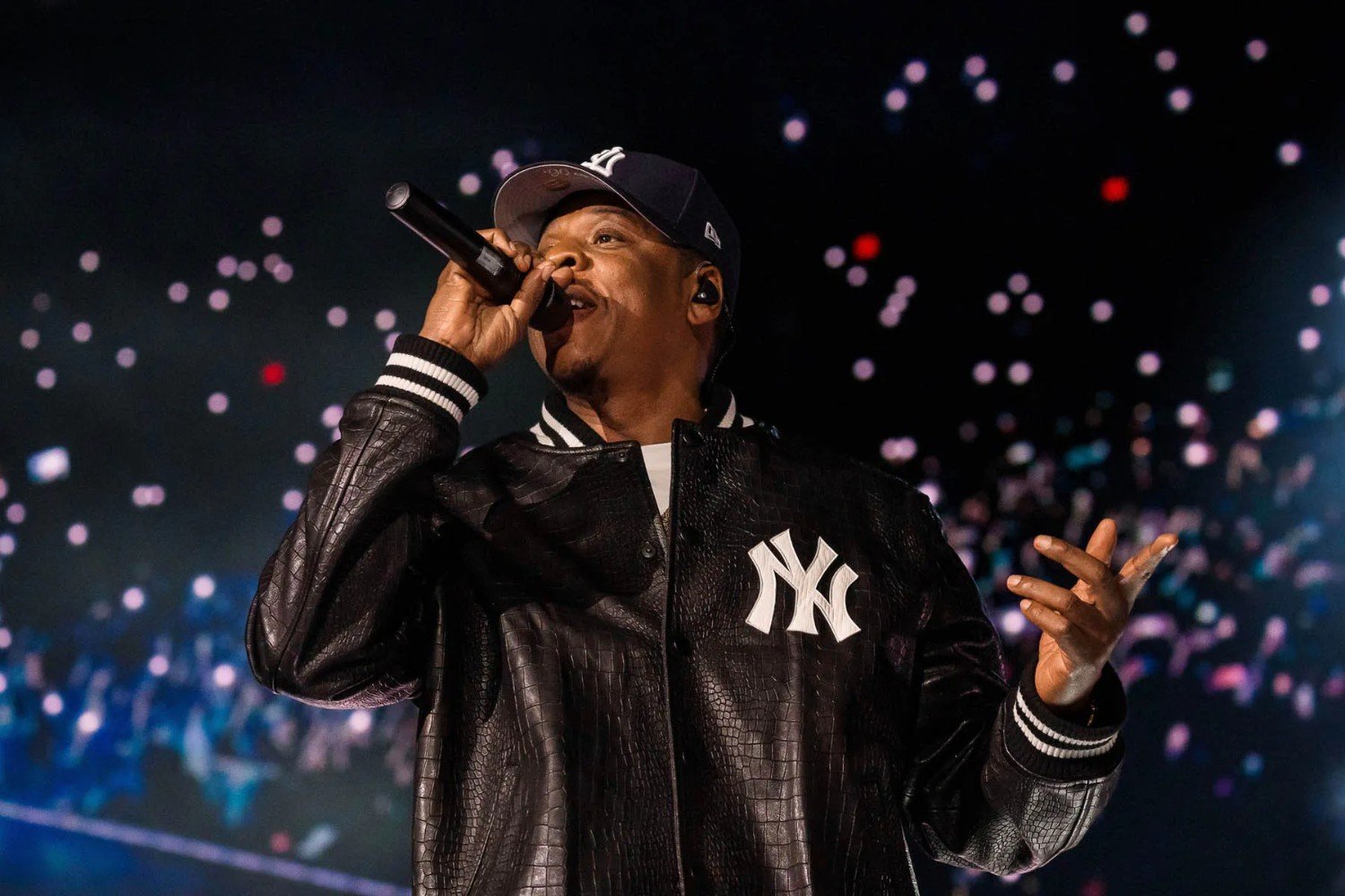 Jay-Z: Χάος στη συναυλία του στο Yankee Stadium – Εισβολή θεατών και πολύωρη καθυστέρηση