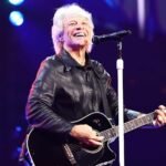 Jon Bon Jovi: Διέκοψε πρόωρα συναυλία και αποχώρησε από τη σκηνή λόγω προβλήματος υγείας