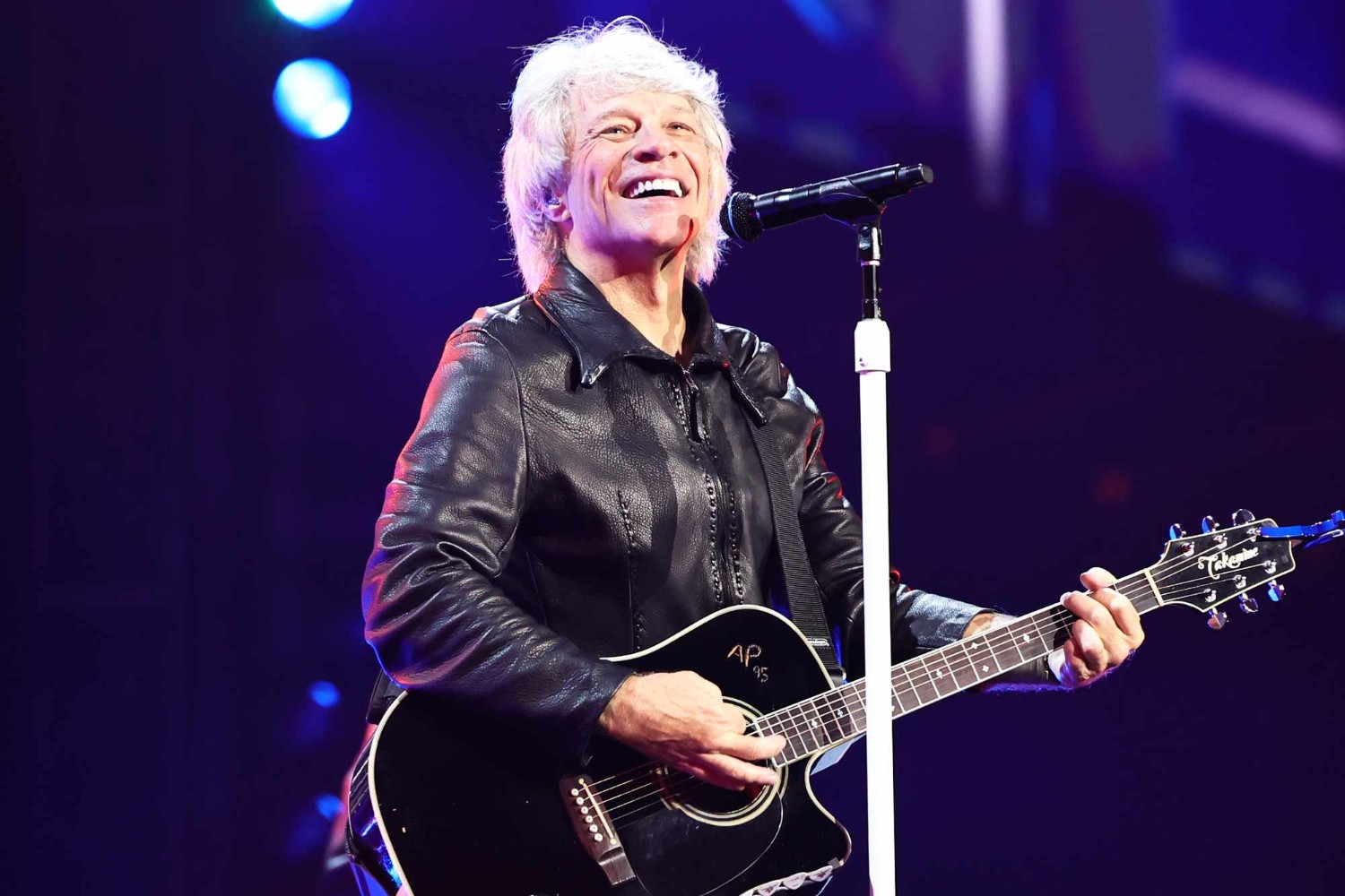 Jon Bon Jovi: Διέκοψε πρόωρα συναυλία και αποχώρησε από τη σκηνή λόγω προβλήματος υγείας