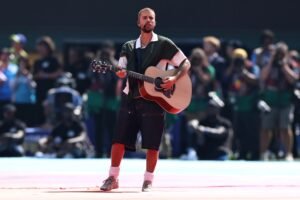 Justin Bieber: Εμφανίστηκε ξαφνικά σε πάρκο του Λος Άντζελες και τραγούδησε με τους περαστικούς (Βίντεο)