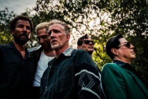Queens of the Stone Age: Το νέο single «Easy Street» βρίσκει την ομορφιά στα λάθη και την ατέλεια