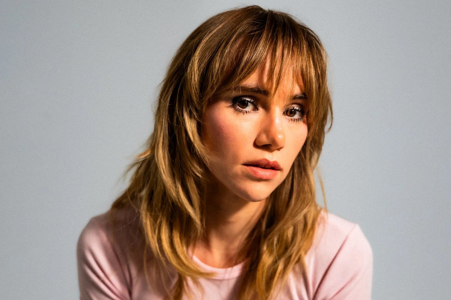 Suki Waterhouse: Το νέο τραγούδι της «Weirdo» κρύβει μία προσωπική ιστορία με τον Robert Pattinson