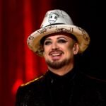 Boy George: Απειλεί να απολύσει τα μέλη της μπάντας του αν αρνηθούν να παίξουν το φιλοϊσραηλινό τραγούδι «We Will Dance Again»