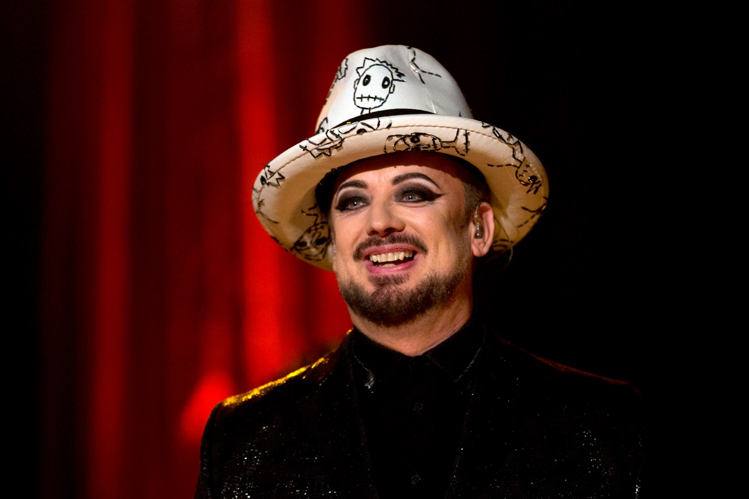 Boy George: Απειλεί να απολύσει τα μέλη της μπάντας του αν αρνηθούν να παίξουν το φιλοϊσραηλινό τραγούδι «We Will Dance Again»
