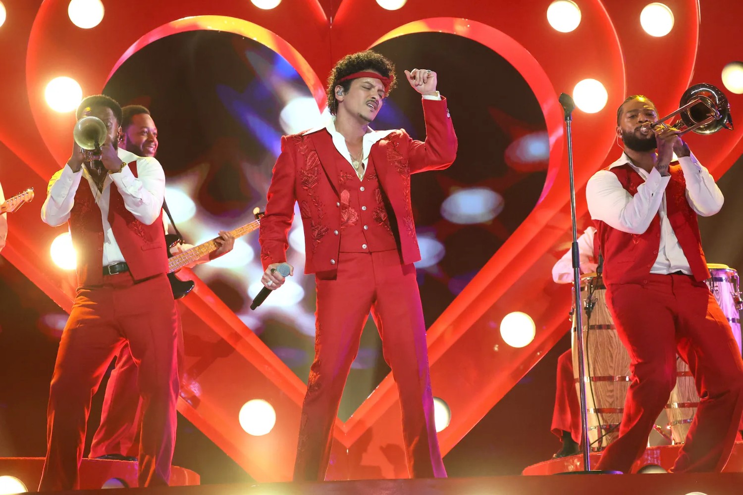 Bruno Mars: Το «The Romantic Tour» αποδεικνύει ότι είναι ο μεγαλύτερος showman της εποχής του