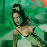«The Girl In The Tower»: Η Halsey μετατρέπει την οργή και τις πληγές της σε μία καθηλωτική συναυλιακή ταινία