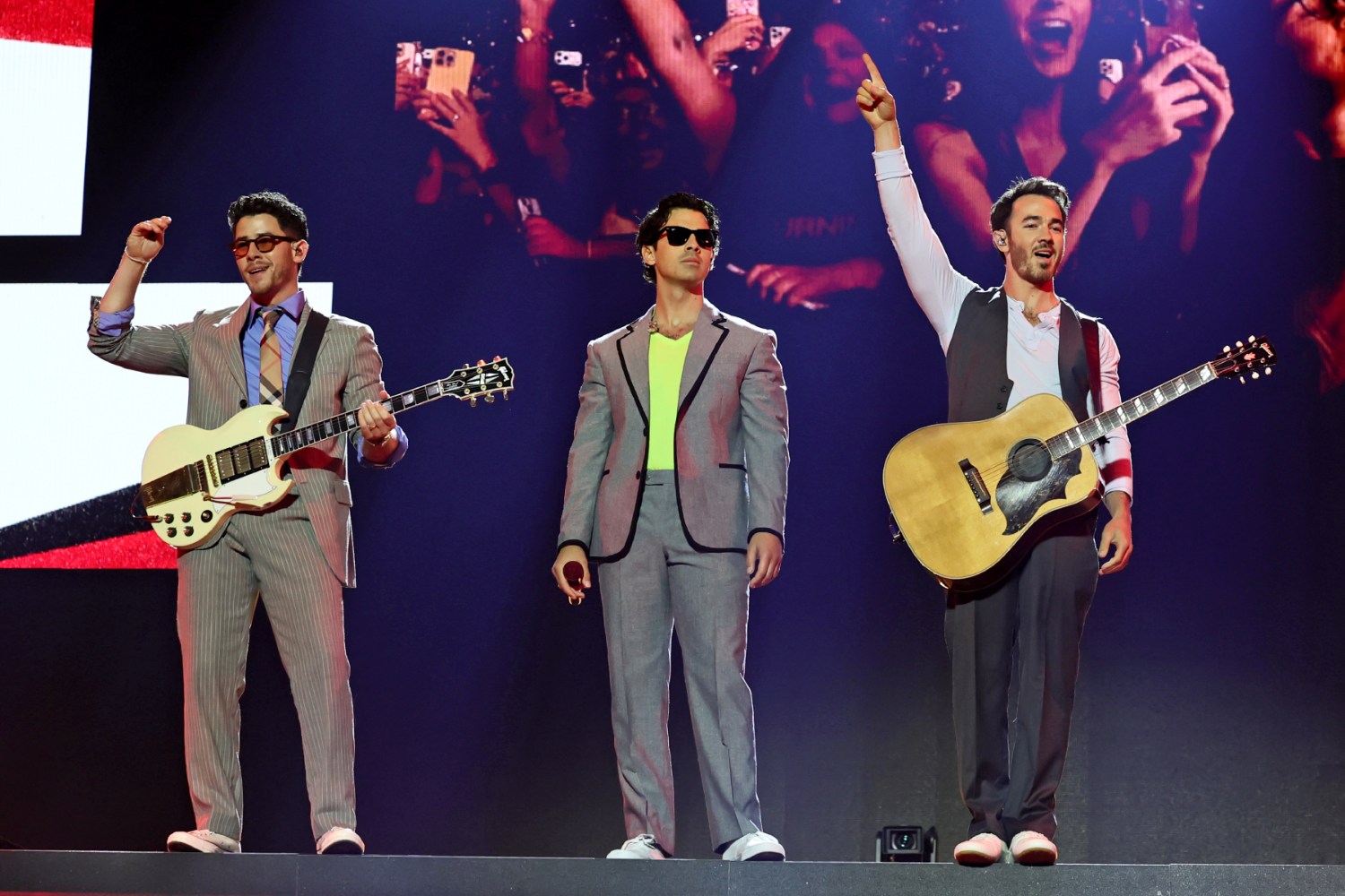 Οι Jonas Brothers παρουσίασαν ζωντανά το νέο τραγούδι «Listen When Sad» – Πότε κυκλοφορεί