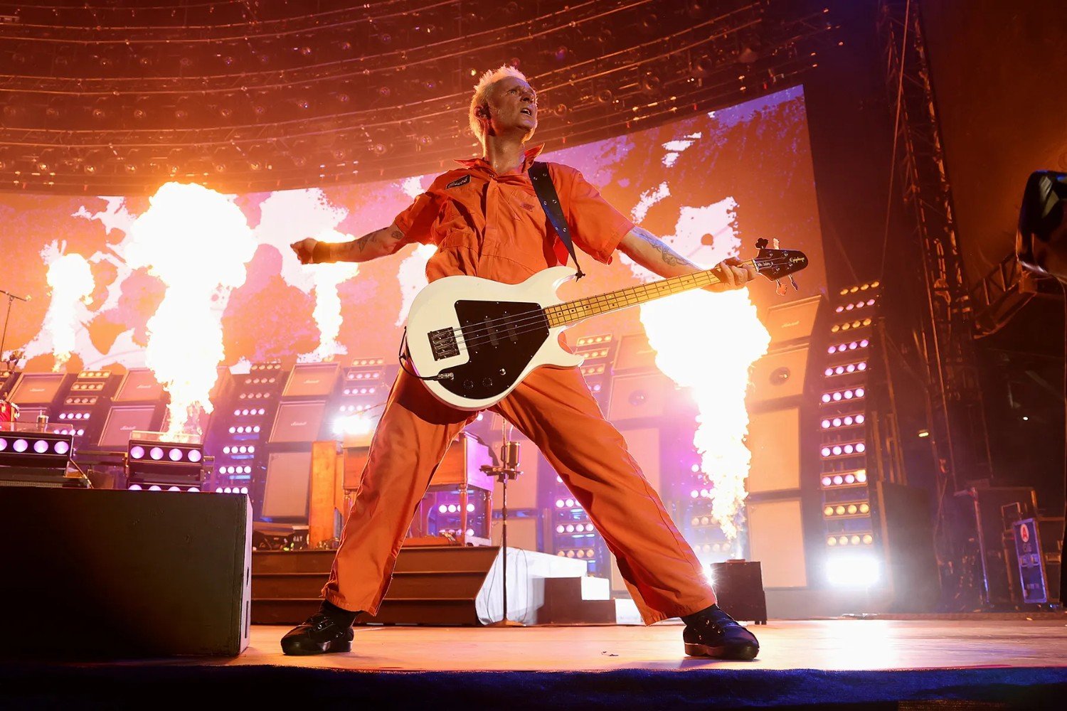 Ο Mike Dirnt των Green Day βγάζει σε δημοπρασία καμένα μπάσα, σπασμένες κιθάρες και ρούχα από video clip