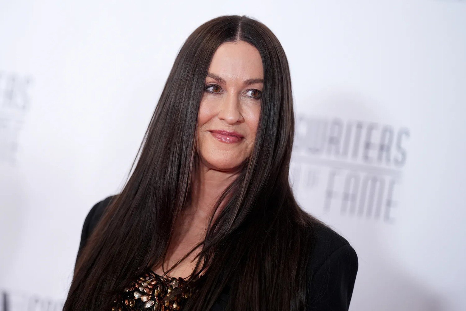 Alanis Morissette: Μηνύει την πρώην μάνατζερ των περιοδειών της για απάτη και εκβιασμό