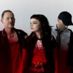CHVRCHES: Το νέο single «Roses» κοιτάζει έναν κόσμο που μοιάζει να έχει χάσει τον δρόμο του