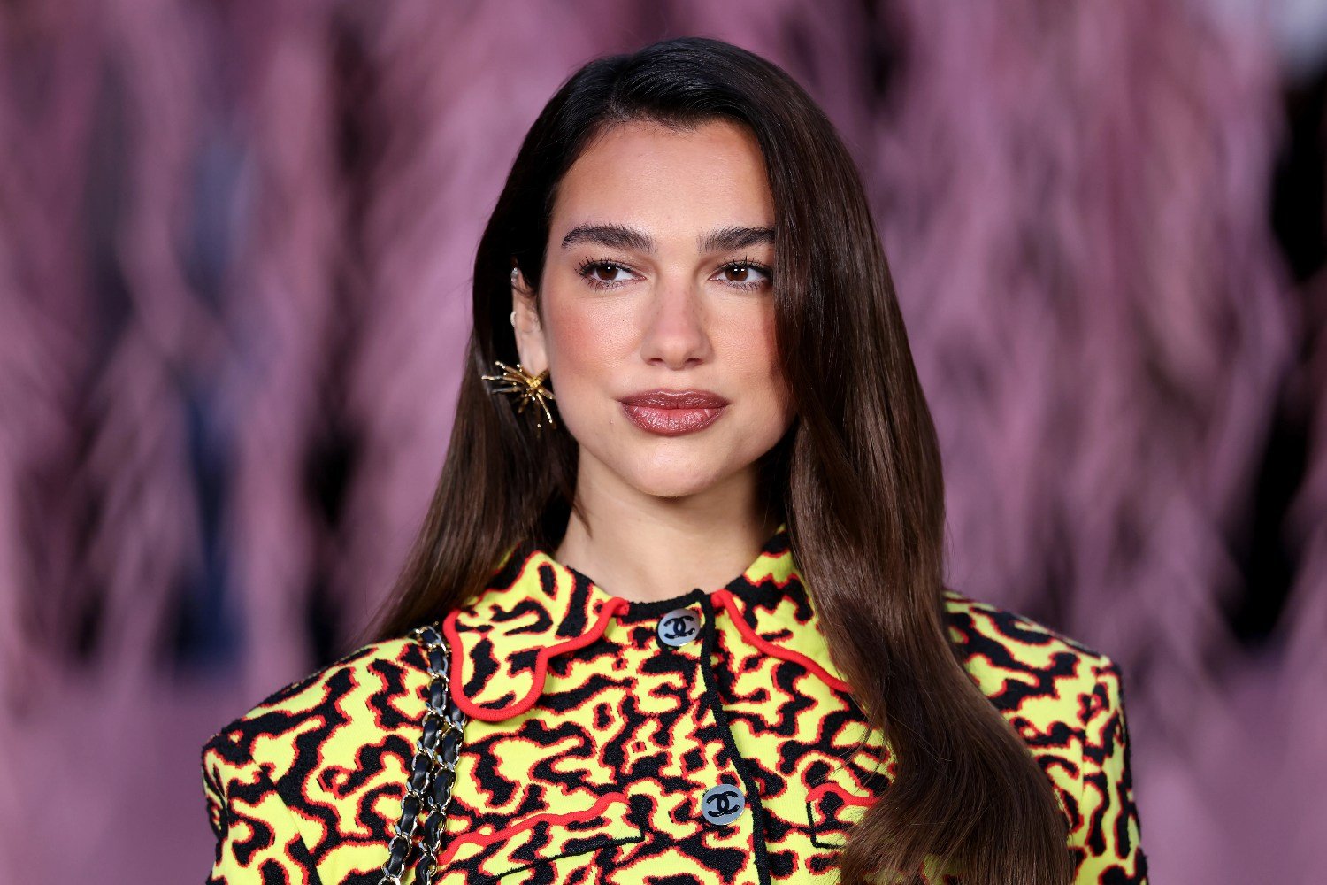 Dua Lipa: Η Samsung ζητά την απόρριψη της αγωγής 15 εκατ. δολαρίων για παράνομη χρήση της εικόνας της
