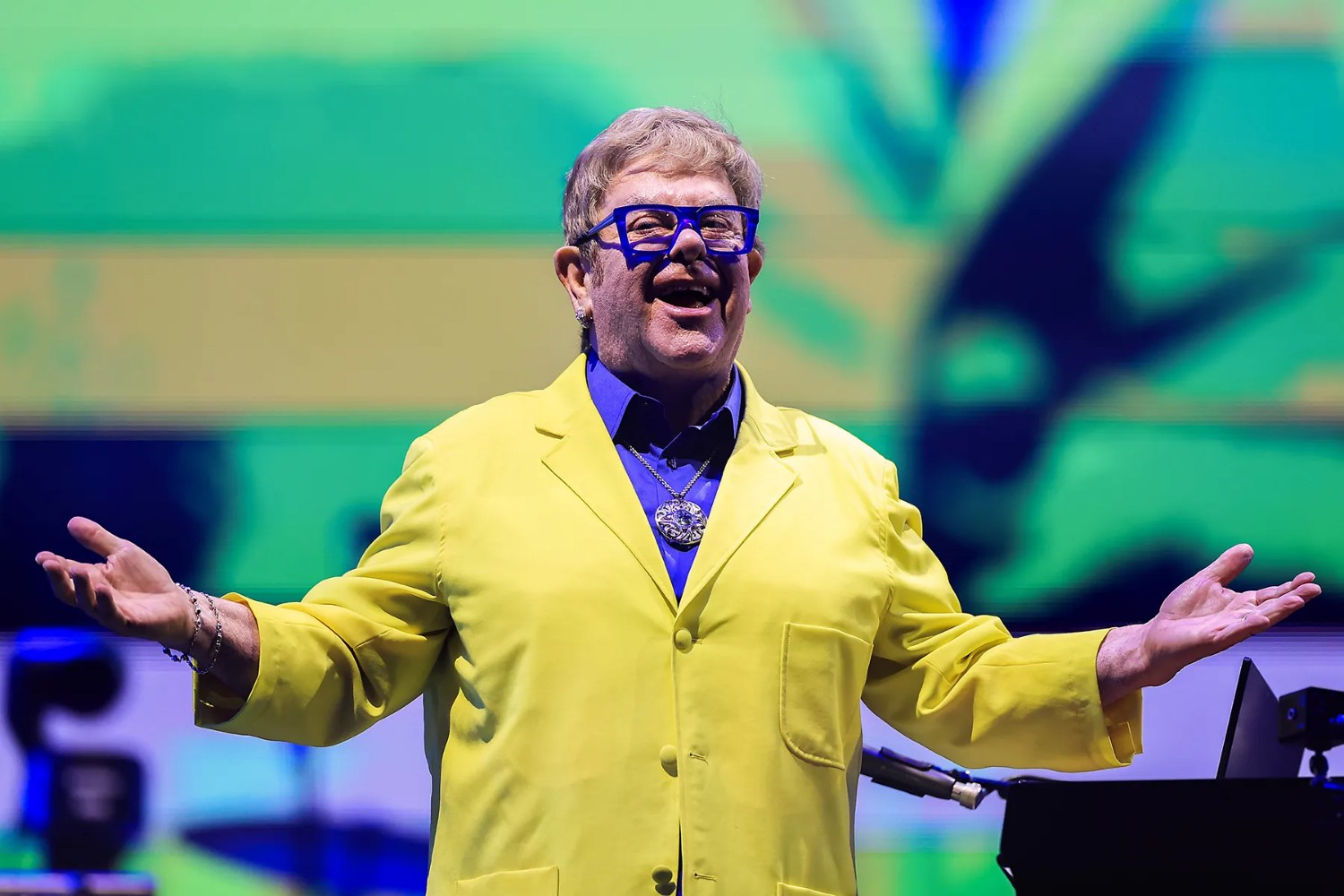 Elton John: Αναβίωσε μία παράδοση 30 ετών σε μία σπάνια εμφάνιση μπροστά σε 100.000 θεατές