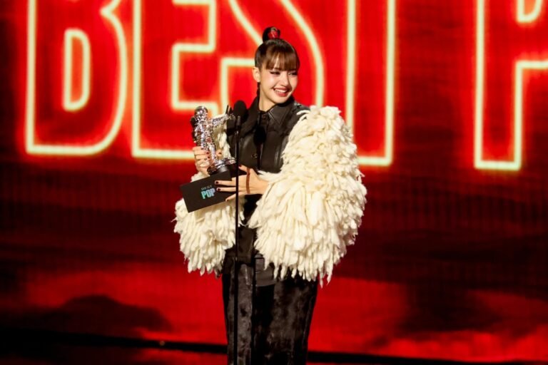 MTV VMA 2026: Η LISA δάκρυσε για το βραβείο του Καλύτερου Pop – «Όλα τα όνειρα που έκανα αργά τη νύχτα με έφεραν εδώ»
