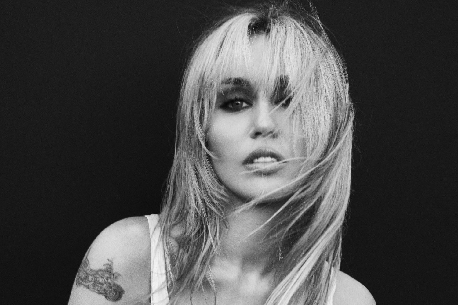 Miley Cyrus: Το νέο άλμπουμ «Bass Persuades» είναι η πιο τολμηρή μεταμόρφωση της καριέρας της