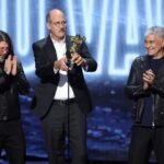 MTV VMA 2026: Οι Nirvana επέστρεψαν στη σκηνή και τιμήθηκαν με το Video Vanguard Award