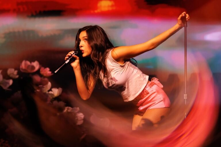 Olivia Rodrigo: Ξεκίνησε την περιοδεία «The Unraveled Tour» με ένα θεαματικό ταξίδι στις τέσσερις εποχές