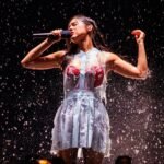 Olivia Rodrigo: Το «The Unraveled Tour» αφήνει τη βροχή να διαλύσει τις άμυνές της στη σκηνή