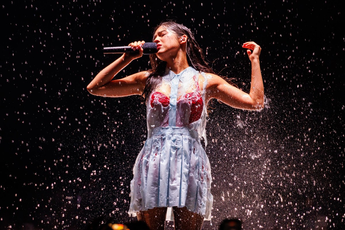 Olivia Rodrigo: Το «The Unraveled Tour» αφήνει τη βροχή να διαλύσει τις άμυνές της στη σκηνή