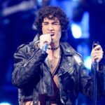 sombr: Ο κρυφός φόρος τιμής στον George Michael στα MTV VMA 2026 – Φόρεσε το αυθεντικό μπουφάν του «Faith»