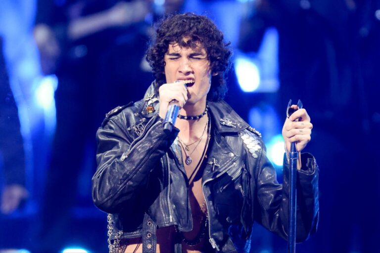 sombr: Ο κρυφός φόρος τιμής στον George Michael στα MTV VMA 2026 – Φόρεσε το αυθεντικό μπουφάν του «Faith»
