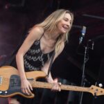 Η Este Haim προτιμά την Taylor Swift χωρίς τα φώτα των σταδίων: «Τη λατρεύω όταν είναι μόνο εκείνη και μια κιθάρα»