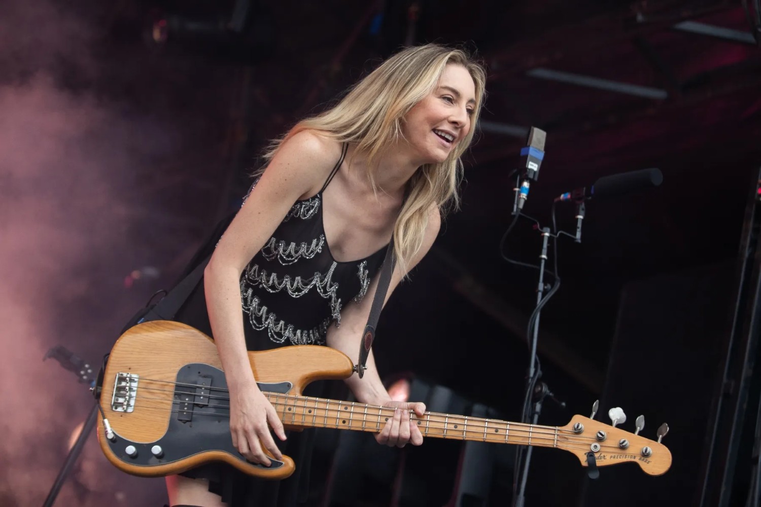 Η Este Haim προτιμά την Taylor Swift χωρίς τα φώτα των σταδίων: «Τη λατρεύω όταν είναι μόνο εκείνη και μια κιθάρα» Η Este Haim προτιμά την Taylor Swift χωρίς τα φώτα των σταδίων: «Τη λατρεύω όταν είναι μόνο εκείνη και μια κιθάρα»
