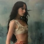 «Too Cute To Be Lonely»: Η Holly Humberstone μεταμορφώνει τη μοναξιά στον πιο απελευθερωτικό χορό