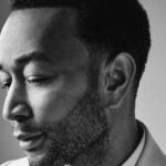 John Legend: Το «Fireflies» φωτίζει το σκοτάδι με ελπίδα και κινηματογραφική ατμόσφαιρα