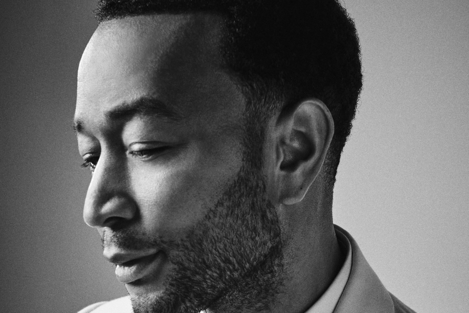 John Legend: Το «Fireflies» φωτίζει το σκοτάδι με ελπίδα και κινηματογραφική ατμόσφαιρα